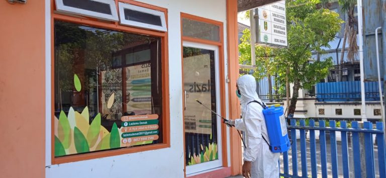 Antisipasi Penyebaran COVID 19 MCCC PDM Demak Lakukan Penyemprotan Desinfektan