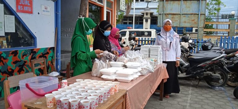 Jumat Berkah Muhammadiyah dan Aisyiyah Cabang Demak Bagikan Nasi Gratis