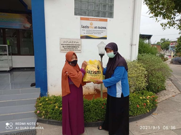 Dukung Ketahanan Pangan, PCM-PCA dan Lazismu Karanganyar bagi Paket Sembako