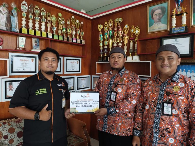 Lazismu Salurkan Bantuan Pavingisasi ke SD ‘Aisyiyah Full Day Demak