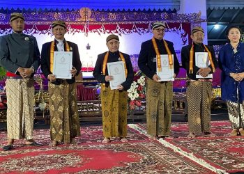 Keraton Surakarta Anugerahi Ketua PWM Jateng Kiai Tafsir Gelar Kanjeng Raden Aryo Tumenggung