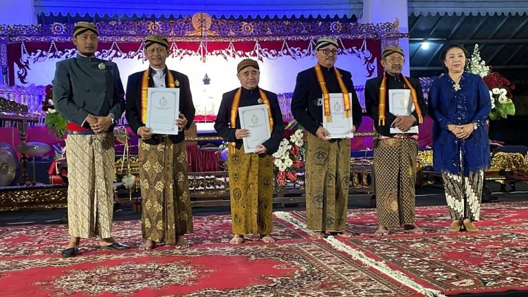 Keraton Surakarta Anugerahi Ketua PWM Jateng Kiai Tafsir Gelar Kanjeng Raden Aryo Tumenggung
