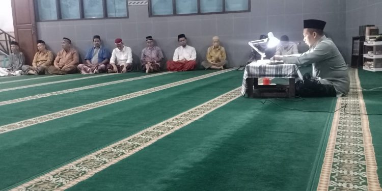 Seputar Doa Dan Mengangkat Tangan Setelah Sholat Fardhu