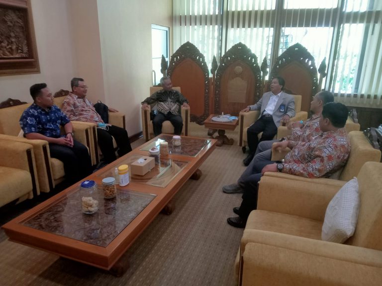 Perkuat Kolaborasi Panitia Penerima Muktamar Silaturahmi dengan Rektor UNS