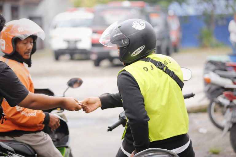 Keuntungan Ekonomi Warga Berlipat yang Bergabung di Ojekmu untuk Melayani Antar-Jemput Penggembira Muktamar 48