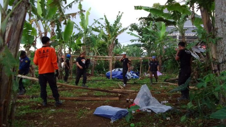 Tenda Pengungsi Tak Layak Huni, Relawan Muhammadiyah Jateng Dirikan Hunian Darurat