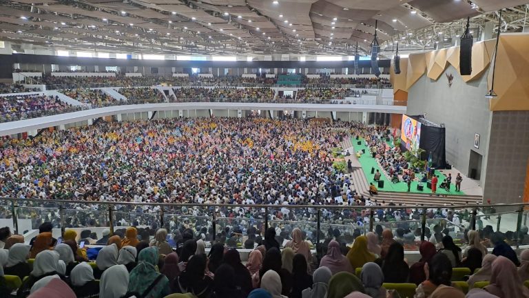 Banjir Jamaah pada Tabligh Akbar, UAH: Tolong LSI, Surveynya Dikoreksi