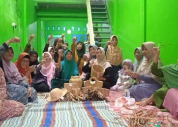 Qoryah Thoyinah ‘Aisyiyah (QTA) Tempuran Demak Adakan Pelatihan Pemanfaatan  Enceng Gondok