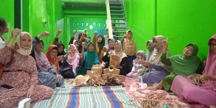 Qoryah Thoyinah ‘Aisyiyah (QTA) Tempuran Demak Adakan Pelatihan Pemanfaatan  Enceng Gondok