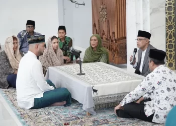 Haedar Nashir Bimbing Ikrar Syahadat Calon Menantu Susi Pudjiastuti