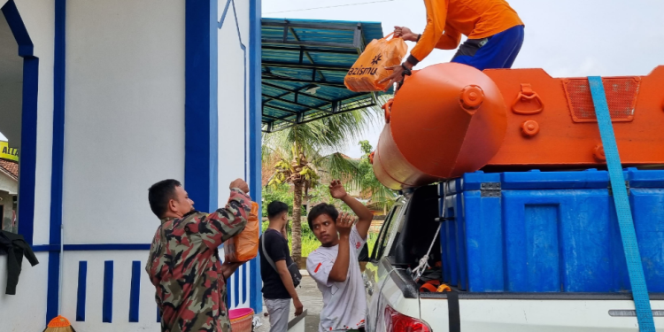 KOKAM Pemuda Muhammadiyah Hadir Merespon Banjir Demak
