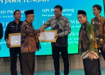 Jadi MediaMu Terbaik Nasional, Abdul Mu’ti Serahkan Penghargaan kepada Tim Media PWM Jateng