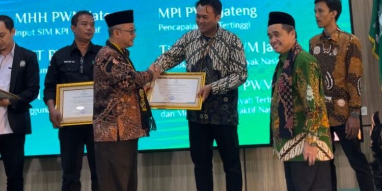 Jadi MediaMu Terbaik Nasional, Abdul Mu’ti Serahkan Penghargaan kepada Tim Media PWM Jateng