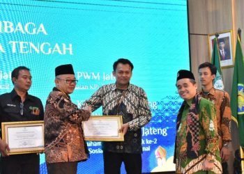 Apresiatif, PWM Jateng Berikan Penghargaan pada UPP dan Bagian Kantor PWM yang Berprestasi!
