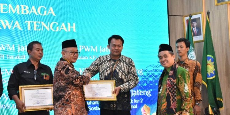 Apresiatif, PWM Jateng Berikan Penghargaan pada UPP dan Bagian Kantor PWM yang Berprestasi!