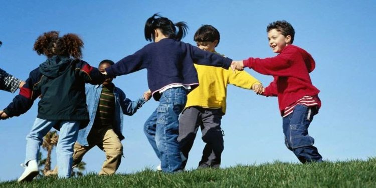 Peran Masyarakat dalam Tumbuh Kembang Anak: Melihat Aspek Sosiologi