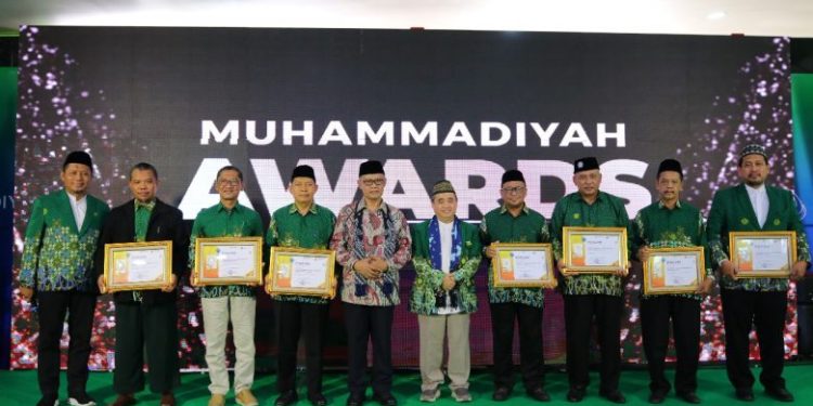 22 PDM se-Jawa Tengah Raih Muhammadiyah Awards 2024, Penghargaan Diserahkan Langsung oleh Haedar Nashir