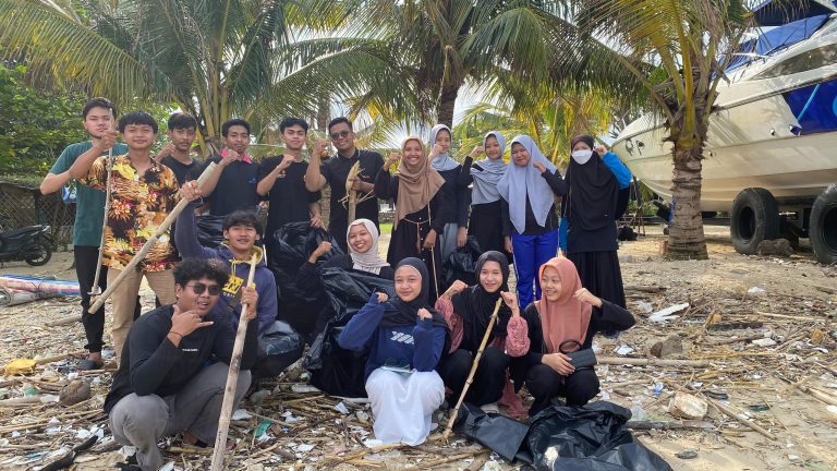 Bangkitkan Kepedulian Lestari ; Aksi Clean UP Pantai Oleh Ikatan Pelajar Muhammadiyah Demak Nyalakan Semangat Generasi Muda untuk Jaga Lingkungan Bersama.