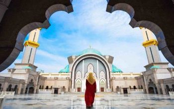 Tidak Puasa, Perempuan Haid Tetap Bisa Membaca Al-Qur’an dan Mengikuti Kajian di Masjid