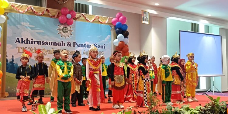 Meriah dan Haru, TK ABA 02 Pucang Gading Gelar Akhirussanah dan Pentas Seni Angkatan XXVIII