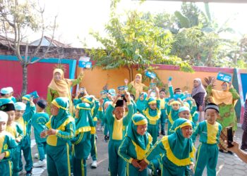 Gigi Sehat, Anak Hebat! PRA Mranggen Bagikan Biskuit Bergizi dan Edukasi Sehat Sejak Dini