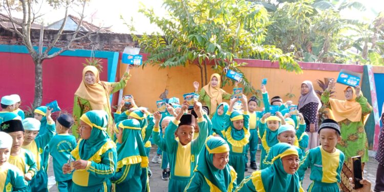 Gigi Sehat, Anak Hebat! PRA Mranggen Bagikan Biskuit Bergizi dan Edukasi Sehat Sejak Dini