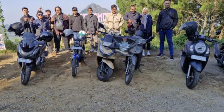 Menembus Malam, Menyambut Fajar: Sunrise Ride BikersMu Chapter Kudus di Puncak Gunung Telomoyo
