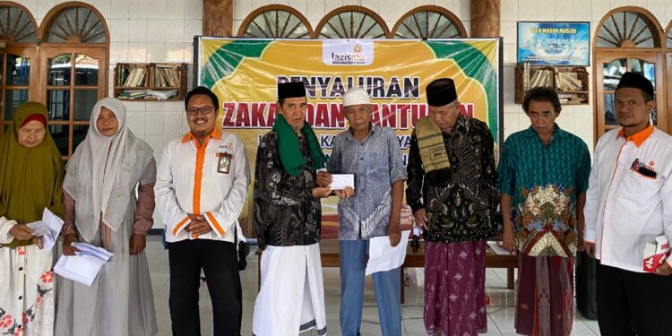 Lazismu KL Al-Manar Wedung Salurkan Zakat dan Santunan untuk 222 Mustahiq