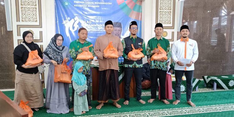 Lazismu Demak Salurkan Bantuan Peduli Guru dalam Rangka Milad Muhammadiyah ke-113 bersama PCM Mranggen
