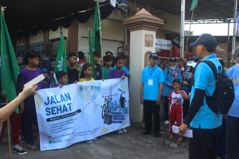 Muhammadiyah Mranggen Gelar Jalan Sehat Semarak Milad ke-113 Muhammadiyah