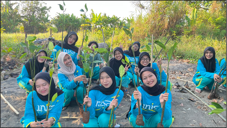 Mahasiswa UNISA Tanam 1.500 Mangrove di Pantai Baros, Wujudkan AIK dalam Aksi Nyata